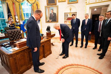 Merz schenkt Trump Golfschläger
