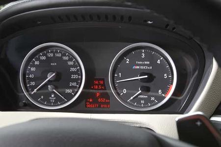 BMW X5 M50d, Rundelemente, Tacho