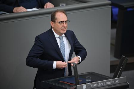 Die Grünen warfen Bundesinnenminister Alexander Dobrindt (CSU) in der Debatte vor, er imitiere mit seiner Betonung der Probleme der Die Grünen warfen Bundesinnenminister Alexander Dobrindt (CSU) in der Debatte vor, er imitiere mit seiner Betonung der Probleme der