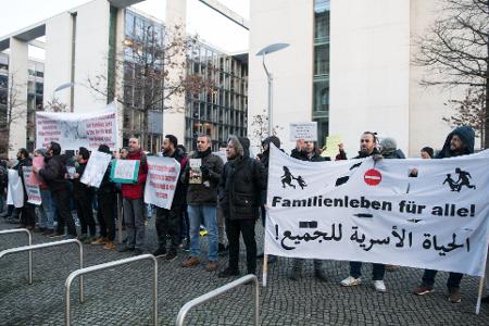 Die Frage, ob und in welchem Umfang auch Menschen mit subsidiärem Schutz ihre Angehörigen zu sich nach Deutschland holen dürfen, beschäftigt die Politik seit Jahren. (Archivbild)