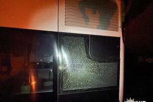 Unbekannte beschädigen Seitenscheibe eines Busses