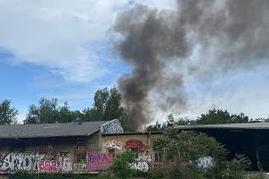 Gebäudebrand auf ehemaligem Bahnhofsgelände - Großeinsatz der Feuerwehr Dresden