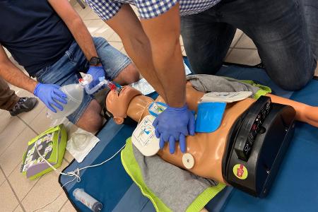 Die Ersthelfer trainieren regelmäßig die Wiederbelebung und den Einsatz des Defibrillators (AED).