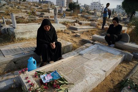 Eine palästinensische Frau trauert auf einem Friedhof im Gazastreifen am Tag des muslimischen Opferfestes.