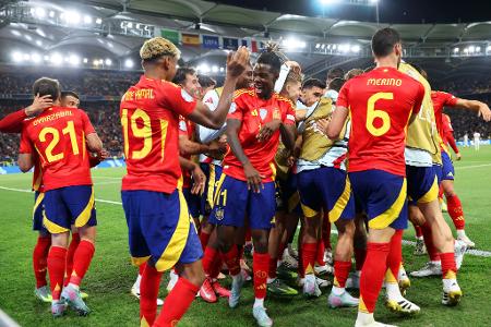 Geballte Freude - die spanische Mannschaft jubelt nach dem vierten Treffer gegen Frankreich.