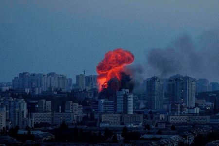 Explosion nach russischem Luftangriff auf Kiew, Ukraine.