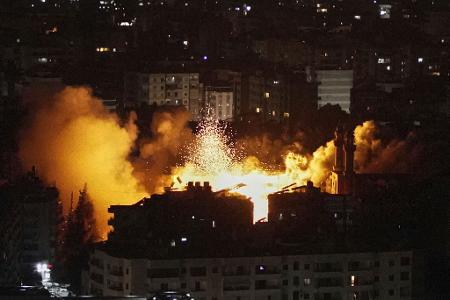 Flammen und Rauch sind nach einem israelischen Luftangriff auf Dahija, einen südlichen Vorort von Beirut, zu sehen. Die israelische Luftwaffe hat mehrere Ziele der Hisbollah-Miliz in Vororten der libanesischen Hauptstadt Beirut angegriffen.