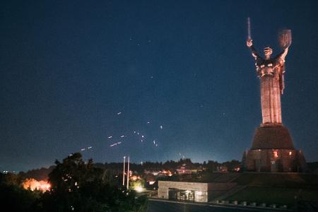 Die ukrainische Flugabwehr nimmt russische Drohnen am Himmel über Kiew unter Beschuss. Die ukrainische Flugabwehr nimmt russische Drohnen am Himmel über Kiew unter Beschuss.