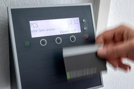 Stechuhr, Karte, App - zur Zeiterfassung gibt viele Möglichkeiten. Stechuhr, Karte, App - zur Zeiterfassung gibt viele Möglichkeiten.