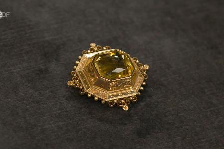 Goldbrosche