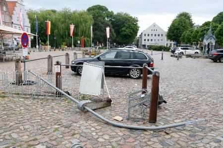 Der 74-jährige Fahrer sei nach dem Besuch einer Apotheke in Friedrichstadt nach dem Ausparken zunächst in die Bestuhlung vor einer Eisdiele gefahren und dann gegen zwei Laternen, teilte die Polizei in Flensburg mit.