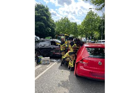 Blick auf die Maßnahmen der Feuerwehr
Foto: Feuerwehr Essen Blick auf die Maßnahmen der Feuerwehr
Foto: Feuerwehr Essen