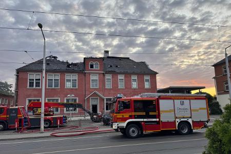 © Feuerwehr Dresden
Das Ausmaß der Schadens wird in der Morgendämmerung sichtbar. © Feuerwehr Dresden
Das Ausmaß der Schadens wird in der Morgendämmerung sichtbar.