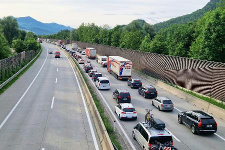 Die Blechlawine wälzt sich Richtung Süden. Die Blechlawine wälzt sich Richtung Süden.