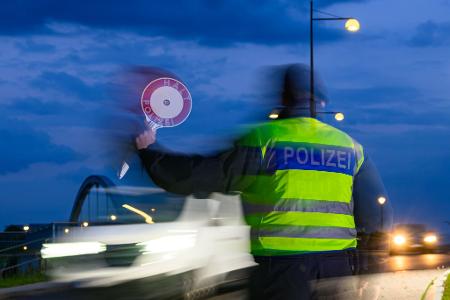 Die Bundesregierung hält an Zurückweisungen von Asylsuchenden an Grenzen fest. Doch zwischen den Koalitionspartnern Union und SPD droht bei dem Thema ein Streit. (Archivbild) Die Bundesregierung hält an Zurückweisungen von Asylsuchenden an Grenzen fest. Doch zwischen den Koalitionspartnern Union und SPD droht bei dem Thema ein Streit. (Archivbild)