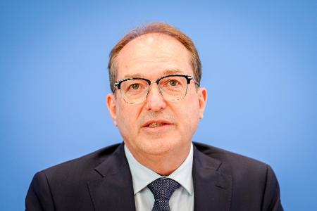Innenminister Alexander Dobrindt setzt auf eine höchstrichterliche Klärung vor dem EuGH. (Archivbild)