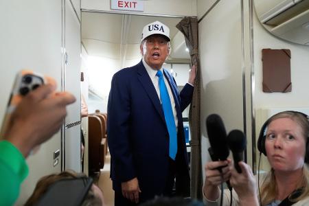 US-Präsident Donald Trump spricht zu Reportern an Bord der Air Force One. Das Weiße Haus darf der US-Nachrichtenagentur Associated Press (AP) vorerst den Zugang zum Oval Office des Präsidenten und seiner Regierungsmaschine Air Force One verwehren. Das entschied ein Berufungsgericht und setzte damit die Verfügung einer unteren Instanz bis zu einer weiteren Entscheidung in dem Fall teilweise aus.