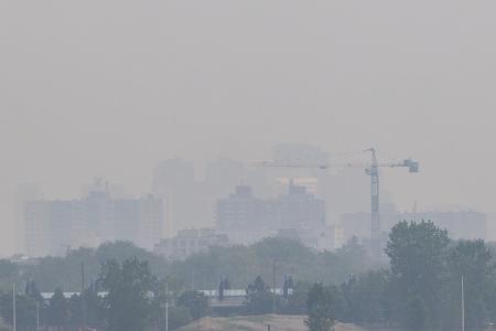 Gebäude in Toronto, Kanada, sind in den Rauch von Waldbränden gehüllt. Der Rauch von Waldbränden im Norden Ontarios und in den Prärien Kanadas sorgte am Freitag für schlechte Luftqualität und eingeschränkte Sicht in Großstädten wie Toronto, Ottawa und Montreal.