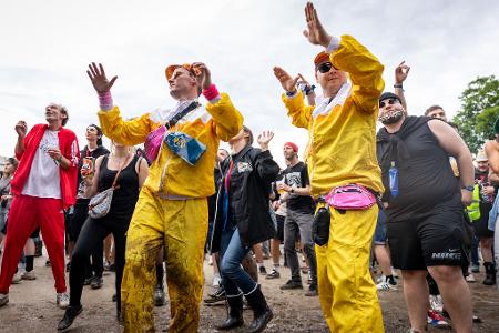 Nach dem vielen Regen tanzten viele Fans im Matsch.