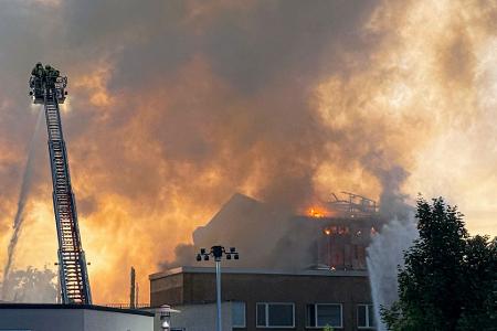Die Flammen konnten über Stunden nur von außen bekämpft werden.