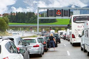 Pfingstreisende stehen im längsten Stau des Jahres
