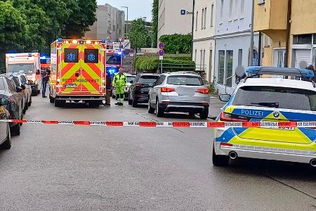 Autofahrer fährt in Menschengruppe - Beziehungstat vermutet