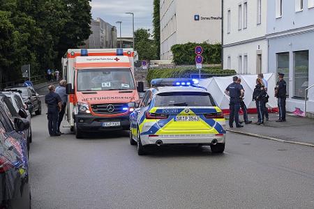 Mindestens fünf Menschen wurden verletzt ins Krankenhaus gebracht. 