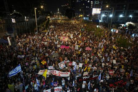 Erneut fordern in Israel Tausende ein Ende des Gaza-Kriegs. 