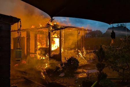 Der Brand eines Gartenhauses drohte auf ein Wohnhaus an der Brevingstraße überzugreifen. Der Brand eines Gartenhauses drohte auf ein Wohnhaus an der Brevingstraße überzugreifen.