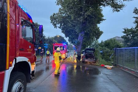 Tödlicher Unfall auf der Kempener Straße, (c) Feuerwehr Tönisvorst Tödlicher Unfall auf der Kempener Straße, (c) Feuerwehr Tönisvorst