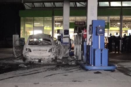 Die Feuerwehr verhinderte, dass das Feuer auf die Zapfsäulen überschlug. Die Feuerwehr verhinderte, dass das Feuer auf die Zapfsäulen überschlug.