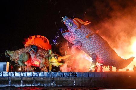 Große Drachenshow auf dem Weichselboulevard in Krakau: Riesige Drachen schwimmen während der 24. Großen Drachenshow in der Nacht vom 07. auf den 08. Juni 2025 auf dem Weichsel-Boulevard über die Weichsel. 