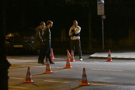 Polizisten arbeiten auf der Straße. Nach Messerangriffen auf mehrere Menschen ist an der Theresienwiese in München eine Frau von der Polizei erschossen worden.