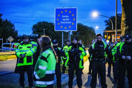 Die deutsche Polizei hat Niederländer daran gehindert, am zweiten Tag in Folge eigenmächtige Kontrollen an der Grenze zu Niedersachsen durchzuführen, um Asylbewerber ausfindig zu machen. Die deutsche Polizei hat Niederländer daran gehindert, am zweiten Tag in Folge eigenmächtige Kontrollen an der Grenze zu Niedersachsen durchzuführen, um Asylbewerber ausfindig zu machen.