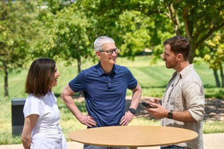 Ein Dresdner Student (r) gewinnt einen Entwickler-Wettbewerb von Apple für Studenten. Ein Dresdner Student (r) gewinnt einen Entwickler-Wettbewerb von Apple für Studenten.