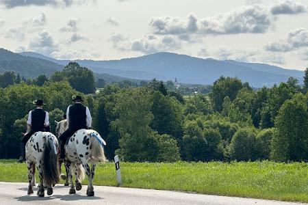 Reiter nehmen am Kötztinger Pfingstritt teil. Die Bittprozession geht auf ein Gelöbnis aus dem frühen 15. Jahrhundert zurück. 
