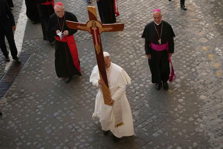 Papst Leo XIV. führt eine Prozession durch die Heilige Pforte des Petersdoms anlässlich des Jubiläums des Heiligen Stuhls.