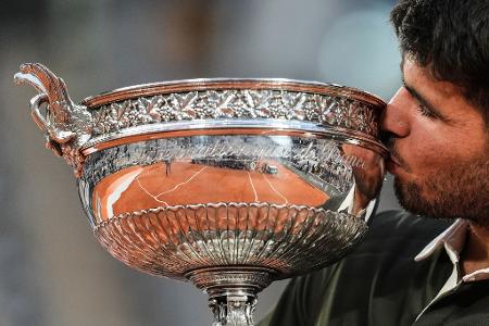 Carlos Alcaraz küsst die Trophäe nach seinem Sieg bei den French Open.