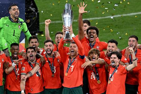 Portugals Cristiano Ronaldo jubelt mit seiner Mannschaft und der Trophäe über den Sieg der Nations League.