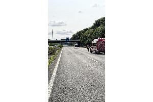 Verkehrsunfall auf der A57 | Eine Person aus PKW befreit