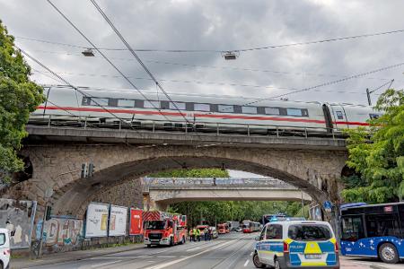 Viel Geduld mussten Fahrgäste eines liegengebliebenen ICEs haben, der am Montag in Köln strandete: Die letzten Fahrgäste konnten den Zug erst nach fünf Stunden und 20 Minuten verlassen. Viel Geduld mussten Fahrgäste eines liegengebliebenen ICEs haben, der am Montag in Köln strandete: Die letzten Fahrgäste konnten den Zug erst nach fünf Stunden und 20 Minuten verlassen.
