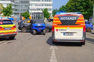 Auto fährt bei Stuntshow in Zuschauerbereich - Verletzte