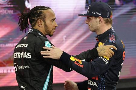 Abu-Dhabi-GP 2021: Verstappen gegen Lewis Hamilton III - Nach miesem Start zwingt Verstappen den Mercedes in den Notausgang, fällt aber hinter Hamilton zurück, der seinem achten Titel entgegenfährt. Kurz vor Rennende profitiert er von einem Safety Car und einer umstrittenen Entscheidung der Rennleitung, die plötzlich alle Fahrer zwischen Hamilton und Verstappen am Pace Car vorbeilässt und dem Red Bull so den entscheidenden Angriff in der letzten Runde erlaubt.