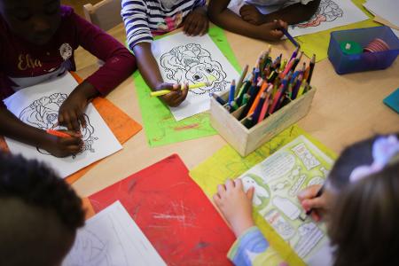 Kreative Aktivitäten für Kinder finden laut einer Umfrage fast alle Deutschen wichtig - gerade digitale Medien sehen viele aber als Hindernis. (Symbolbild) Kreative Aktivitäten für Kinder finden laut einer Umfrage fast alle Deutschen wichtig - gerade digitale Medien sehen viele aber als Hindernis. (Symbolbild)