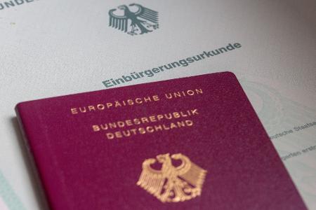 Im Jahr 2024 haben 291.955 Ausländerinnen und Ausländer die deutsche Staatsbürgerschaft erworben. (Symbolbild) Im Jahr 2024 haben 291.955 Ausländerinnen und Ausländer die deutsche Staatsbürgerschaft erworben. (Symbolbild)