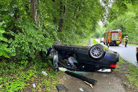 Der BMW 3er wurde bei dem Unfall stark beschädigt. Der 35-jährige Fahrer glücklicherweise nur leicht verletzt. Der BMW 3er wurde bei dem Unfall stark beschädigt. Der 35-jährige Fahrer glücklicherweise nur leicht verletzt.