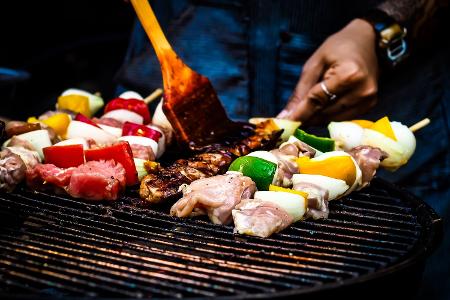 So reinigt man einen verschmutzten Grill