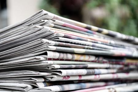 Zeitungspapier auf dem Rost