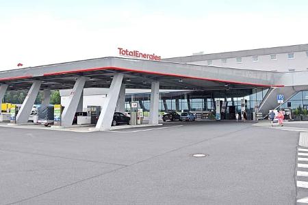 f_Autohof_Tankstelle_außen f_Autohof_Tankstelle_außen