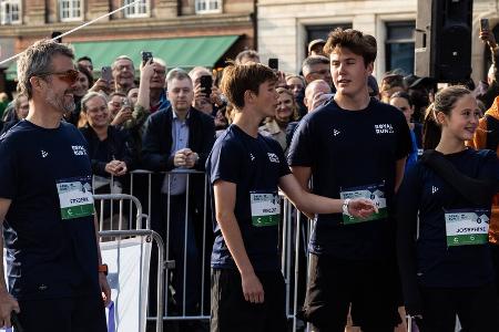 Sportlicher Frederik und dänische Königsfamilie beim Sportlicher Frederik und dänische Königsfamilie beim